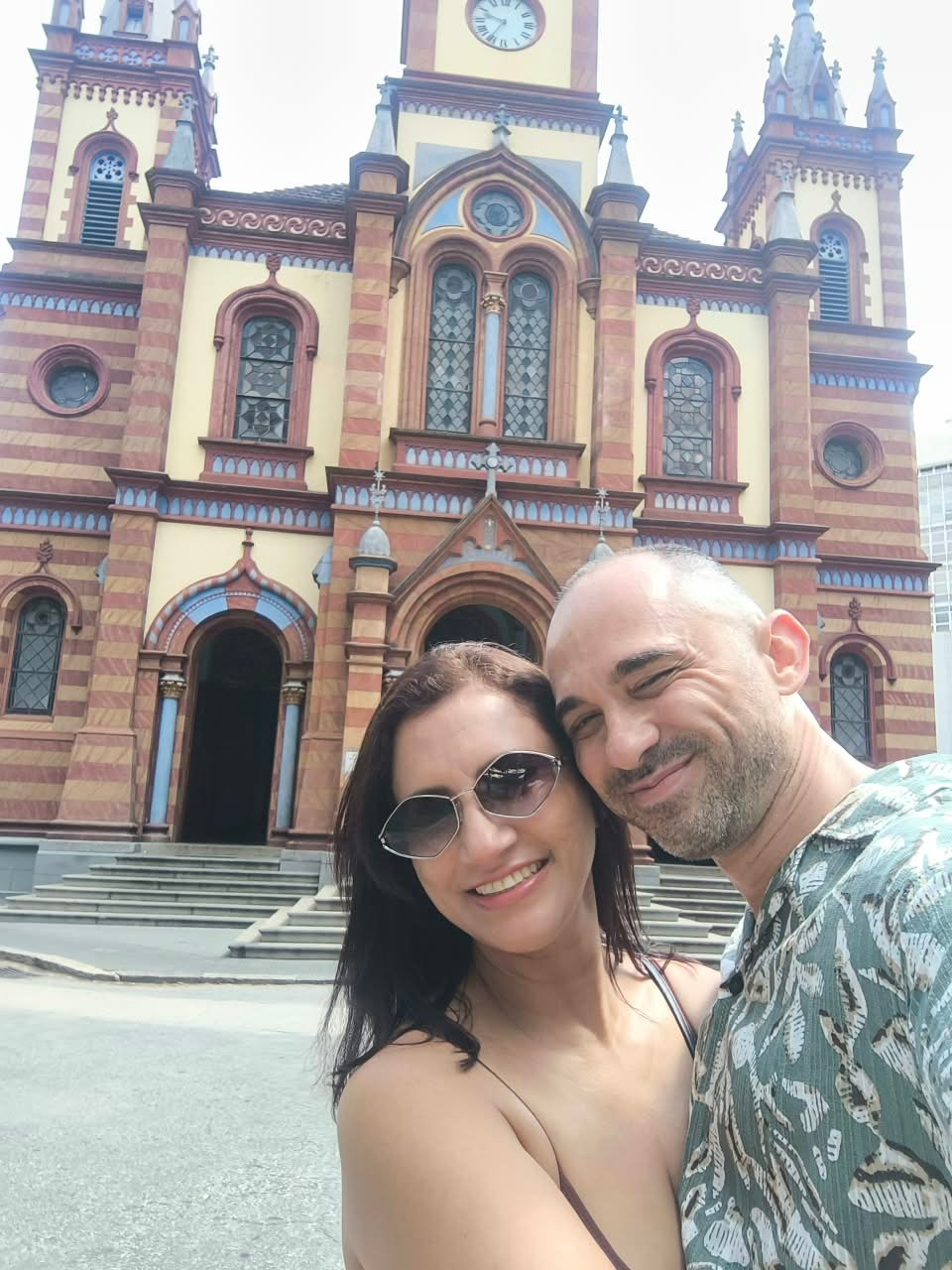 Nós dois juntos, abraçados em frente à igreja